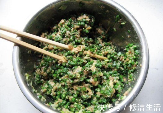 吃起来|包子馅怎么调吃起来鲜嫩多汁？面点世家传人教你几个技巧，特管用