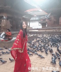 香烟|小哥心真大,水都快浸过床了还只顾着捞香烟