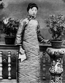  为代表|古代旗袍样式演变史：中国和世界华人女性的传统服装