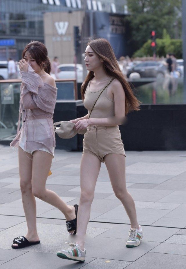 热裤 上衣塞进热裤不仅减龄,修饰腿长突出时尚感,搭运动鞋尝试新风格