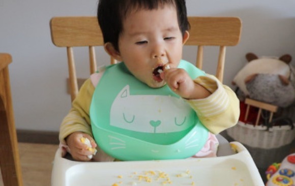 宝宝|满1岁的宝宝,喝奶和吃饭哪个为主做对了好处多,家长别大意