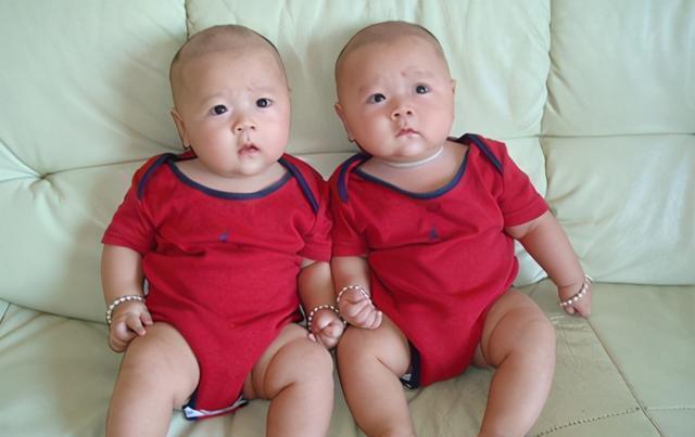 一起长大|宝妈同时生下两个孩子，医生却称不是双胞胎，宝爸瞬间“黑脸”