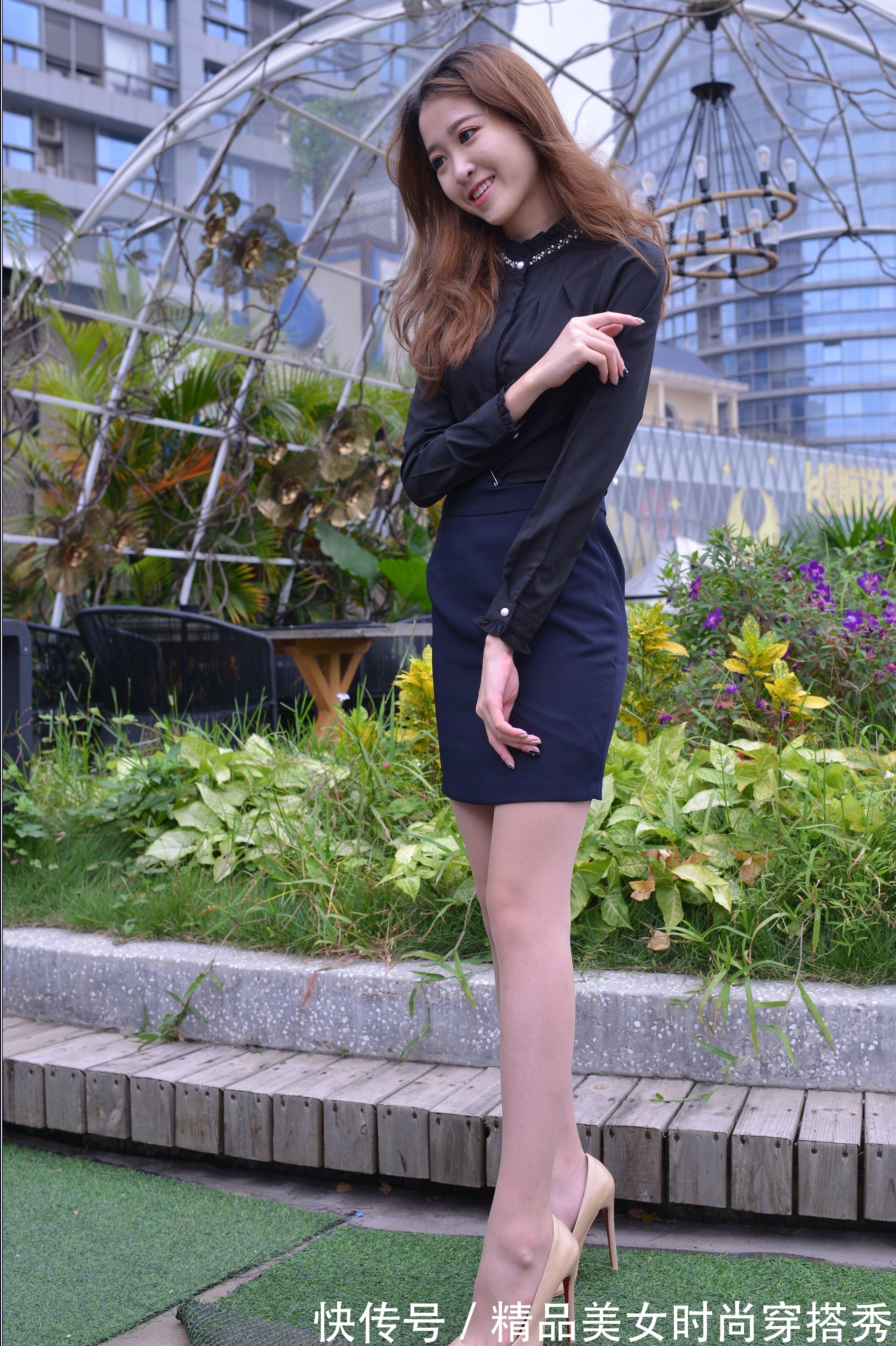 穿搭 职场穿搭:黑色衬衫搭配蓝色包臀裙,尽显知性的美