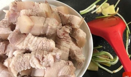 加料酒|红烧肉是先煸肉还是先炒糖色？学会正确做法，肥而不腻颜色红亮