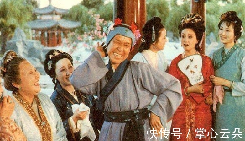 贾母!刘姥姥喊贾母老寿星,贾母回应三个字,将她的高贵大气一展无余