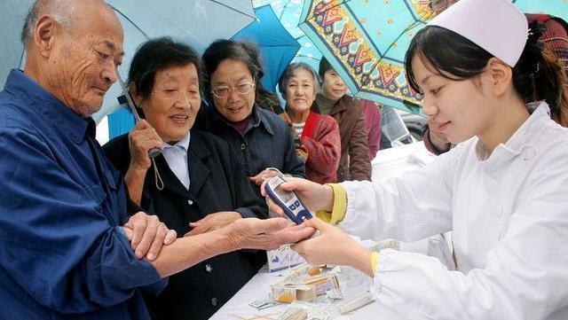 黄芪泡水|黄芪泡水,三大好处“手到擒来”!切记,“五必喝、四不喝”