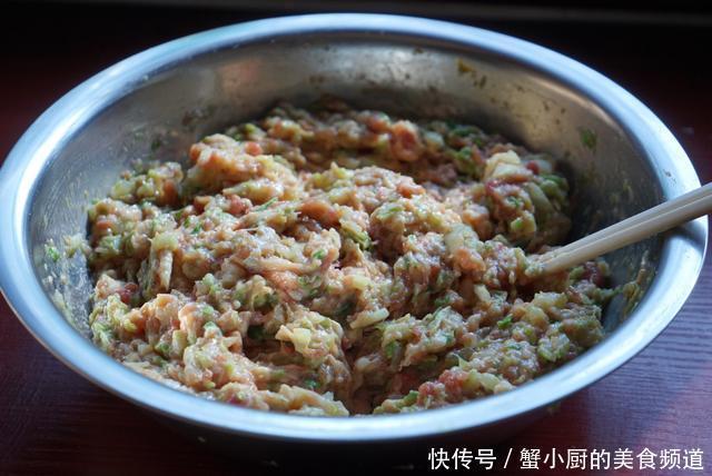 天冷就配来一锅大白菜猪肉馅饺子，真的很过瘾