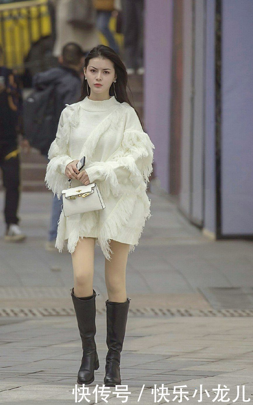 针织毛衣贴身最能显身材，无论搭配什么，都有着浓浓的女人味