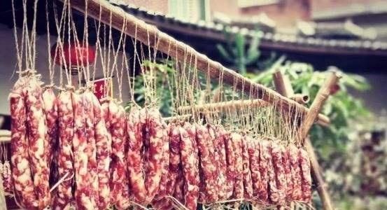  做好|香肠做好后，是晒干还是风干？很多人不懂，难怪不香还难吃