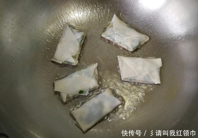 韭菜盒子|韭菜盒子这样做,不和面不擀皮,10分钟就能做一盘,皮薄馅儿香