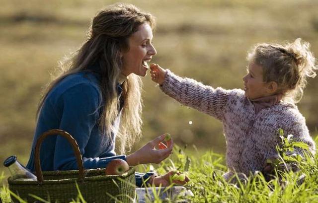垃圾桶|6岁男孩扔垃圾给保洁阿姨留下一张字条,看清内容后:有教养的娃