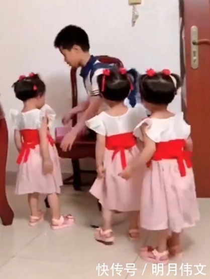 男孩子|妈妈本想生个女儿,却生了三胞胎,大宝放学时,家门都要进不来了