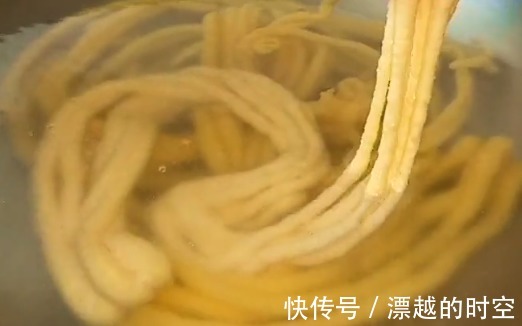 面条有新做法啦！不和面不擀面，手不碰面就做好，软嫩劲道超好吃