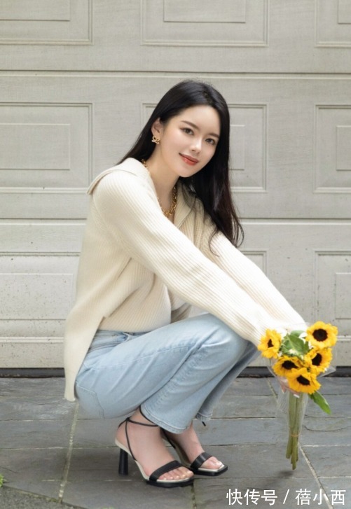 小蛮腰 开春之后穿什么才时髦?推荐“毛衣+牛仔裤”,百搭耐看不挑人