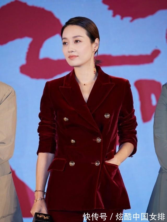 马伊琍终于换掉短发造型, 梳起马尾穿一身红色套装, 耳目一新的美!