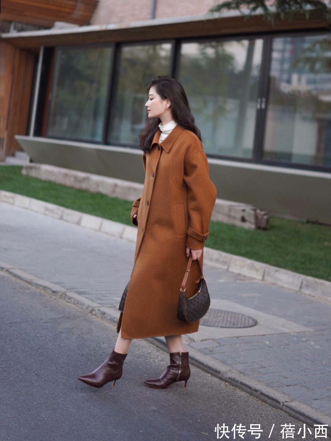 博主|穿大衣,不一定要配小黑裤才好看,搭配“半身裙”更时髦上档次