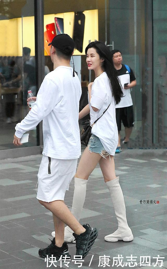 高筒靴，美女选择白色的，不仅吸睛亮眼，而且时髦感和帅气翻番