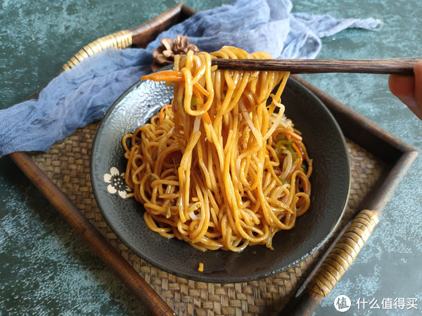 炒面条好吃有技巧，掌握三个诀窍，面条不粘不坨、劲道爽滑