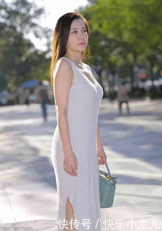 优雅|微胖的成熟姐姐,一件杏色连衣裙,优雅中带着一丝俏皮