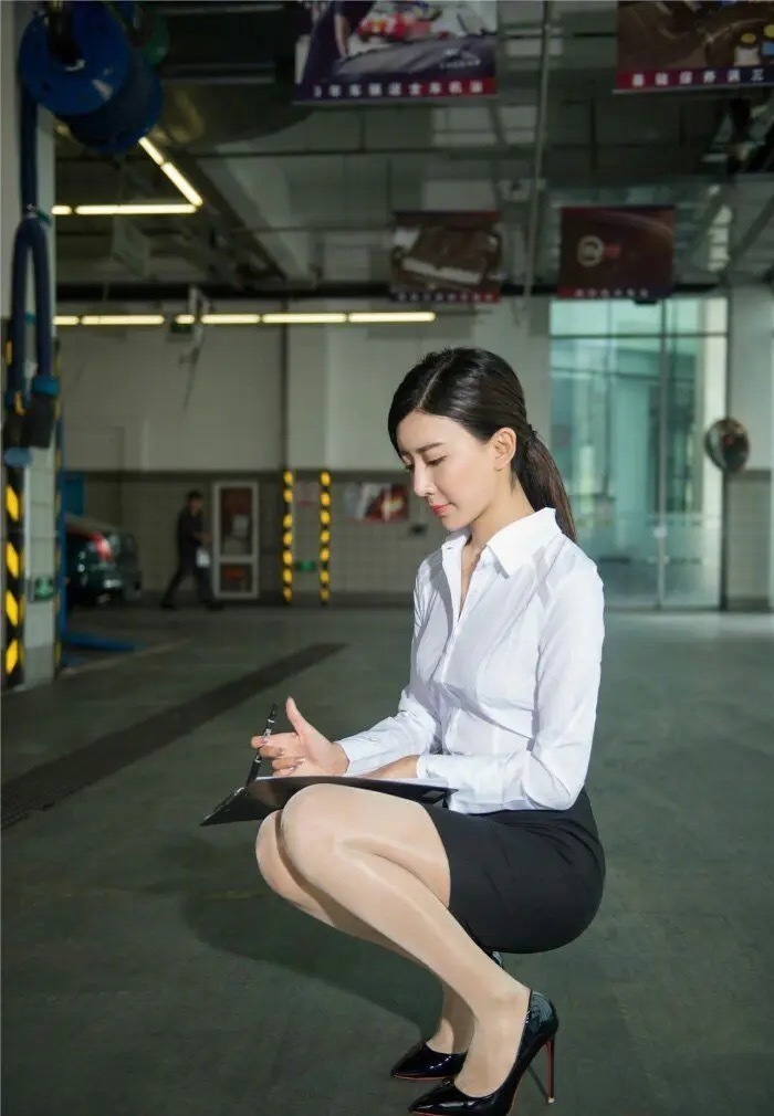 客户 如此时尚的女销售,你是她的客户忍心不签单吗