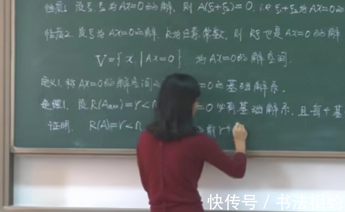 板书#别人家的大学美女老师!课堂板书成为传阅焦点,堪称“教科书”