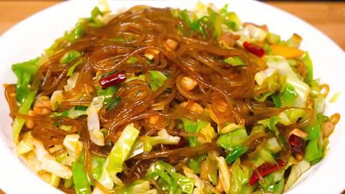 脆爽|包菜炒粉条，记住不要直接炒，技巧告诉你，粉条香滑不粘锅
