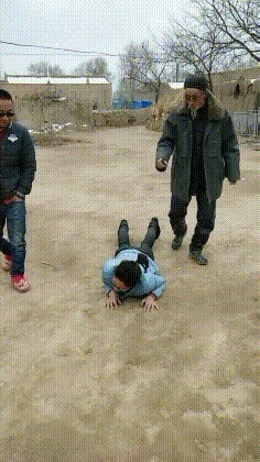 小姐姐 小姑娘这是专门给你量身定做的旗袍吧,看起来果然合适,哈哈!