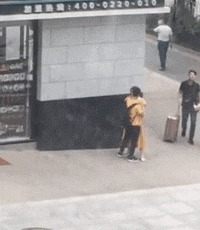 |搞笑GIF:这女生大概再也不敢去推车了,别问俺怎么知道的