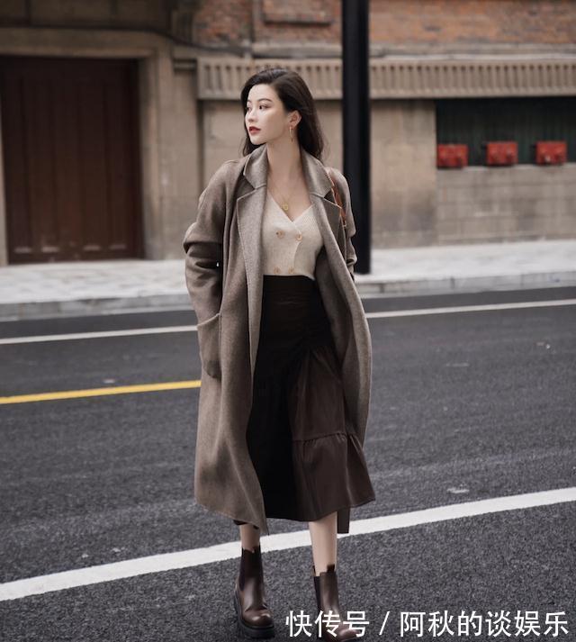 小仙女 今年建议你穿“大衣+呢子裙”,提气质又显高级,轻松打造秋冬美