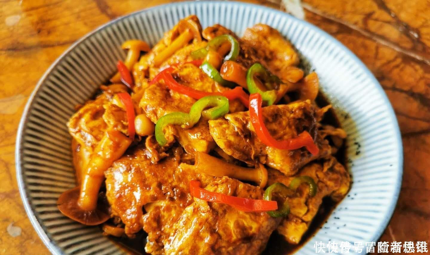 养生|鸡蛋豆腐新吃法，咸鲜香嫩的下饭菜，老人吃了养生，孩子吃了健脑