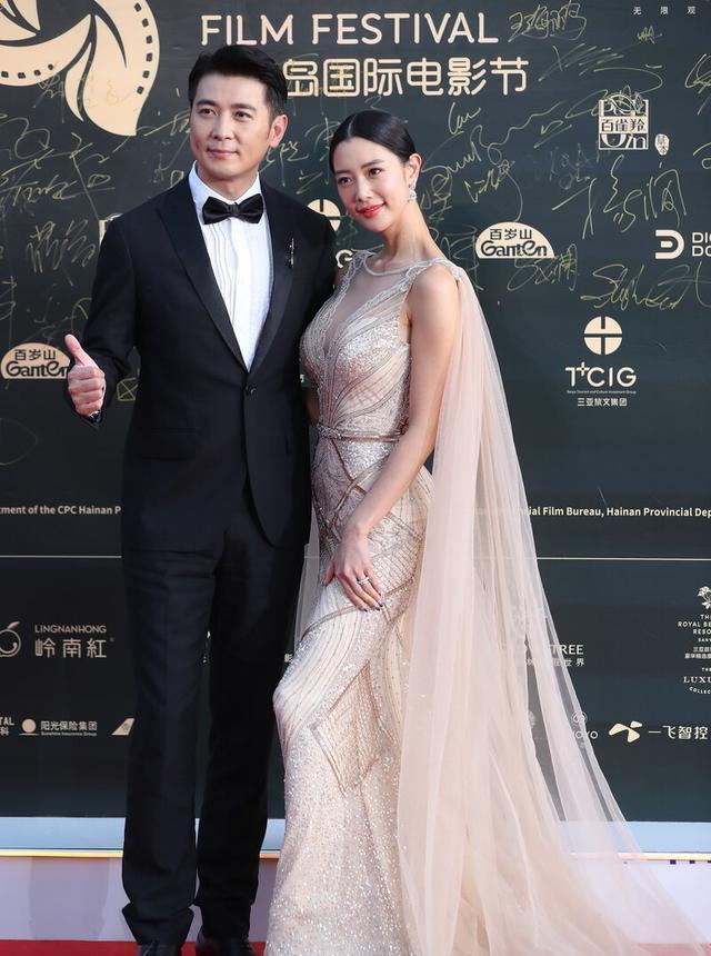 黄皮 克拉拉的身材绝了, 香槟色修身裙凸显完美线条, 体态姣好气质动人