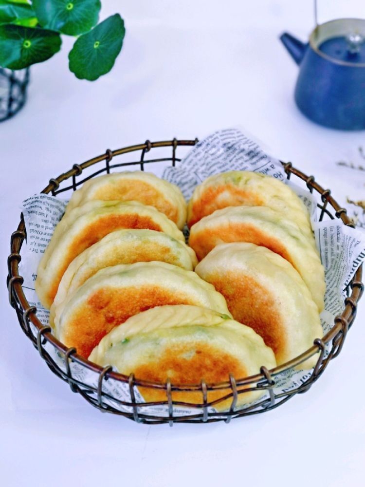 做韭菜盒子的时候加点虾皮和香干,味道太鲜美了,真过瘾