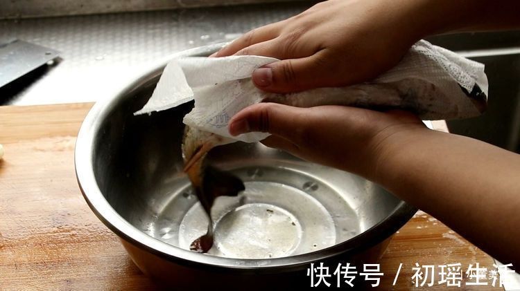 小鱼|炸鱼时，有人用淀粉有人用面粉？都不对，大厨教你正确做法