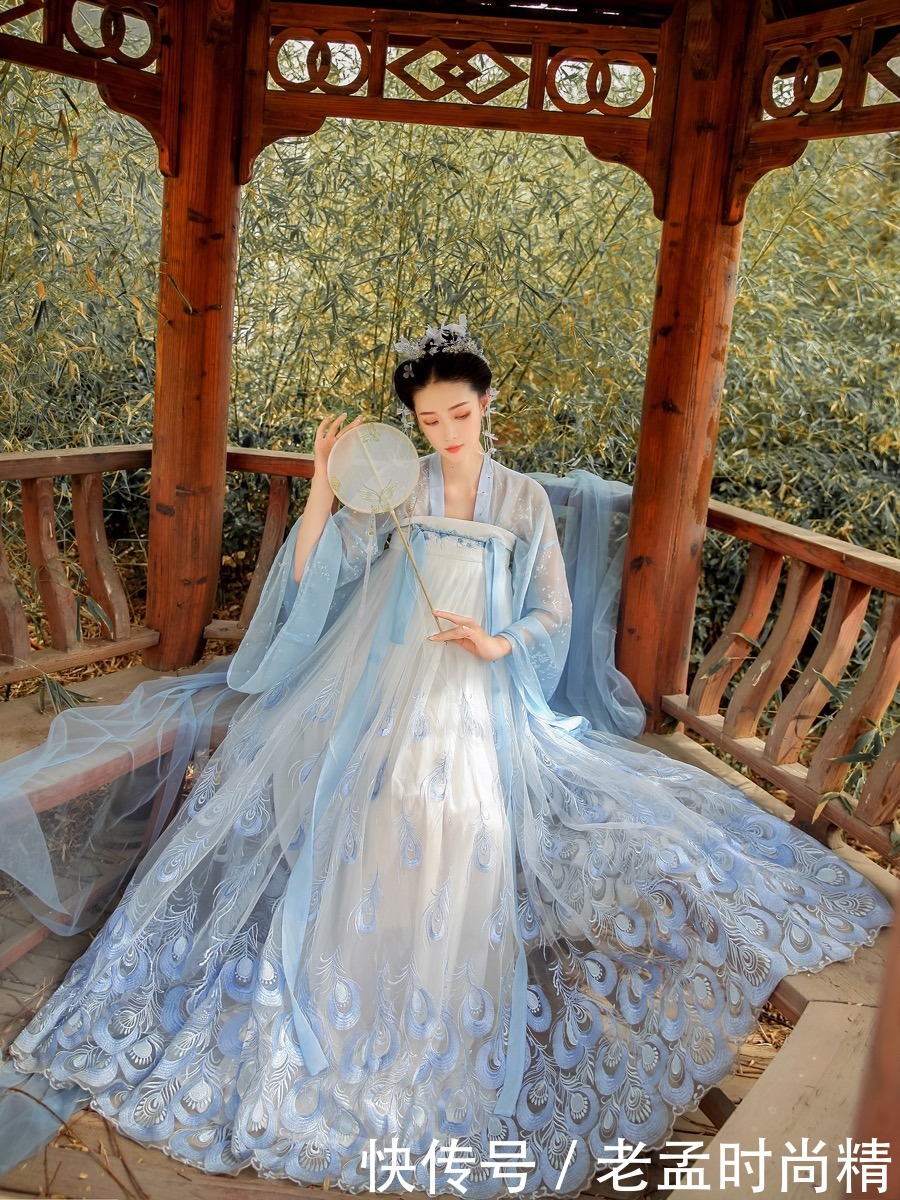 最近火了一种“孔雀”汉服，路人觉得很漂亮，同袍看了却直呼尴尬