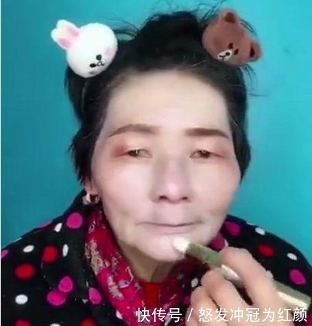 老人|80岁老人直播化妆，画完之后太惊艳，网友:别人家的奶奶