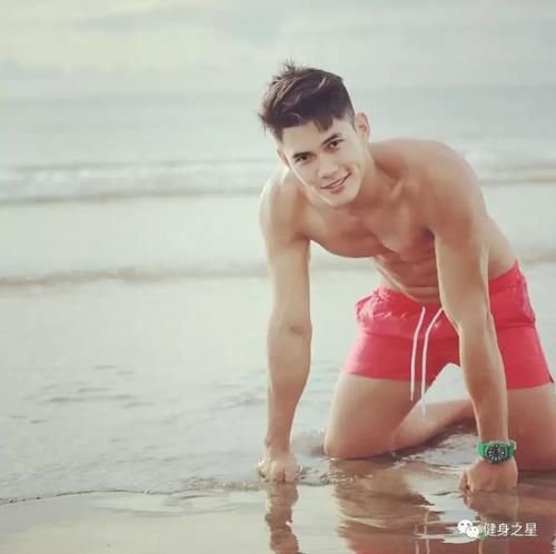 慕不慕|185cm肌肉教练“浴室照”爆火,倒三角身材公狗腰也太撩了吧……