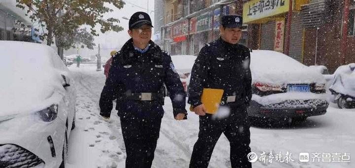 树枝|树枝被雪压断砸了两辆车，济南热心民警紧急出动帮市民摆脱困境