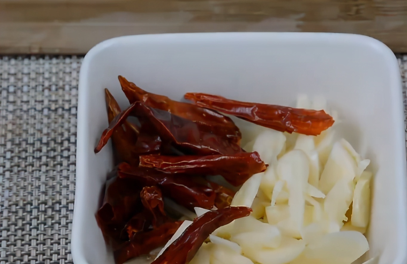 白菜梆子怎么炒好吃在炒之前多做1步，白菜梆子入味可口又下饭