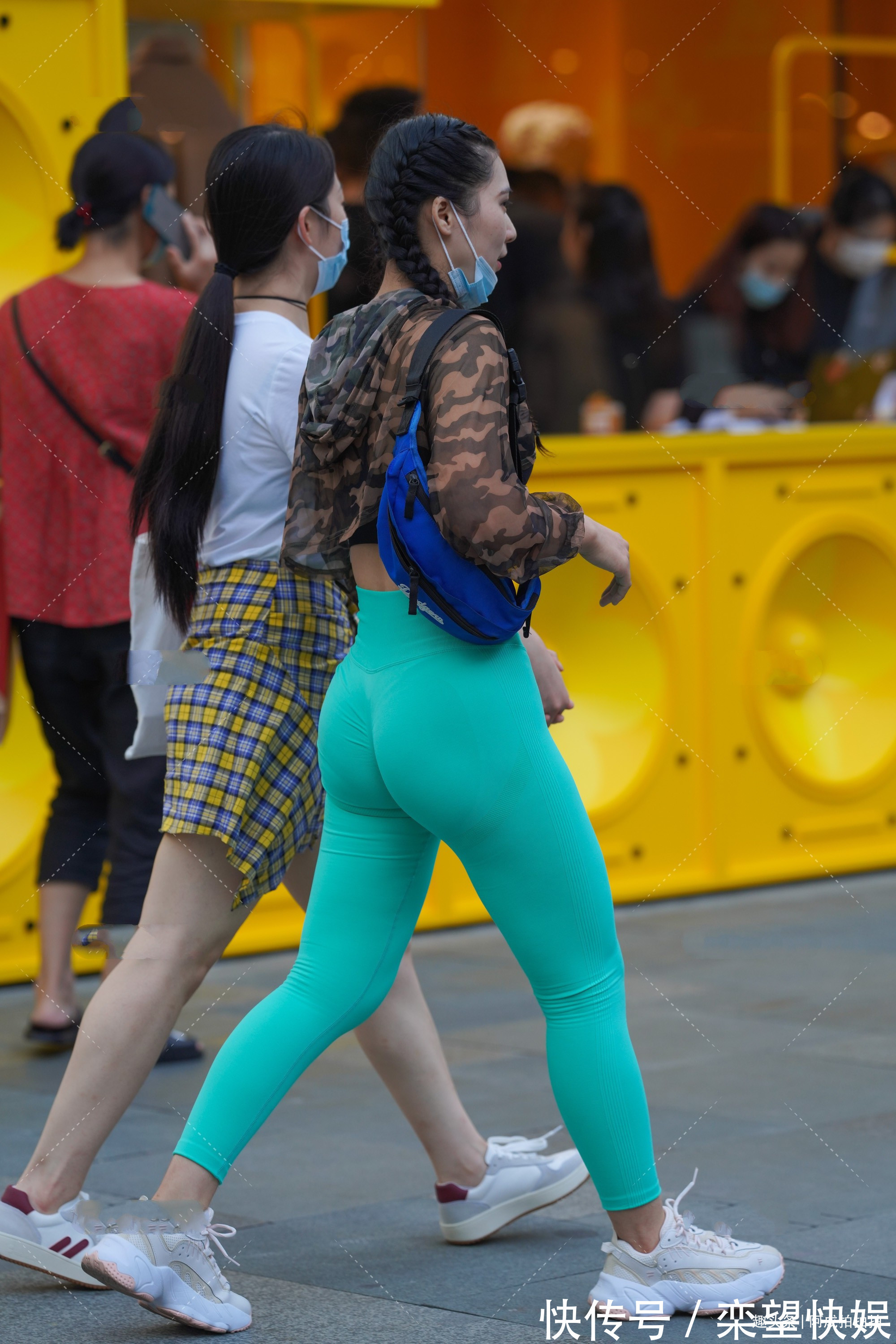 搭配 迷彩短款卫衣搭配湖蓝色紧身运动裤,气质出众,引领时尚潮流