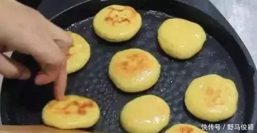 1碗玉米面,2个鸡蛋,不用揉面不用蒸,出锅后蓬松喧软吃不够