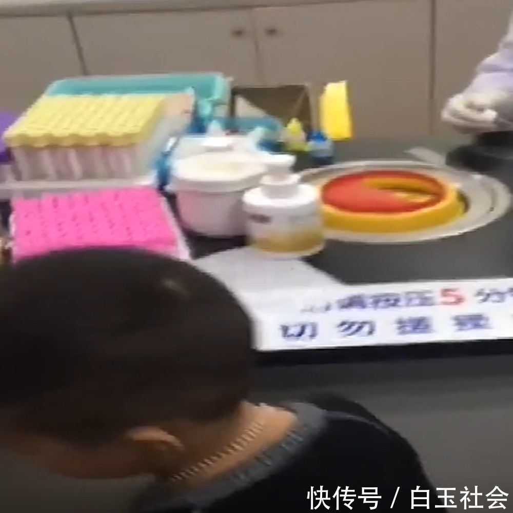 打针|男孩害怕打针,用糖果“贿赂”护士,之后的行为让爸爸哭笑不得