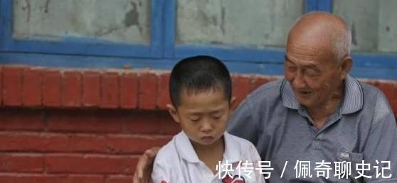 是非道德观|奶奶给满月孙女剃光眉毛,两个月后妈妈崩溃:离我孩子远一点