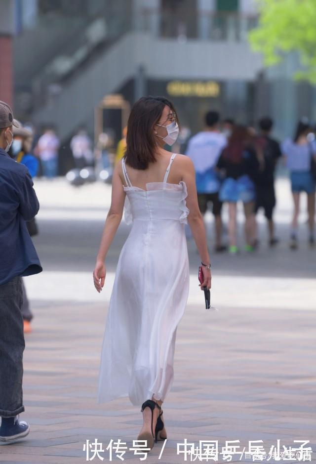 小姐姐|纯白色连衣裙搭配高跟凉鞋,尽显知性,知性十足