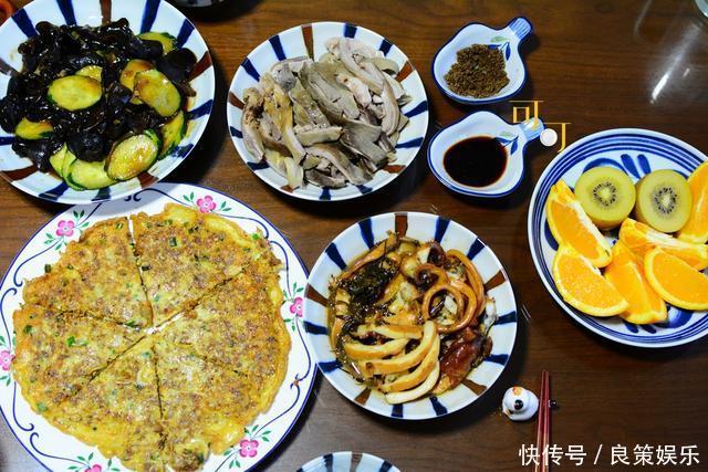 周末的晚餐4个菜都是硬菜，还配上水果饮料，你看吃得如何
