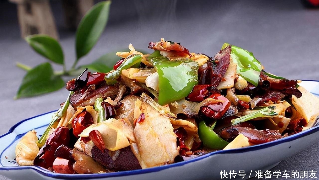 炒腊肉|腊肉一下锅炒就发硬因为你只会傻放油!多加1步,肉嫩鲜香味美
