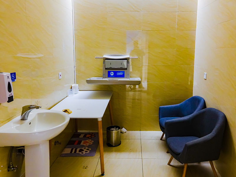 “两小时一次，双手一起”：躲在车里坦胸露乳的女生在干嘛？