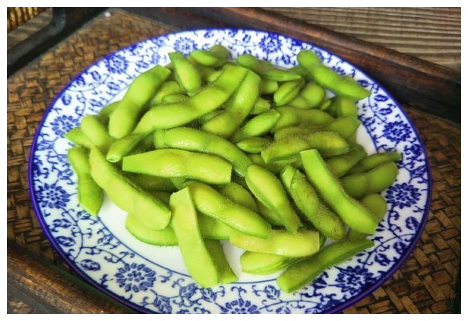 煮毛豆时,最忌直接下锅煮,记住1个窍门,毛豆翠绿好吃又入味
