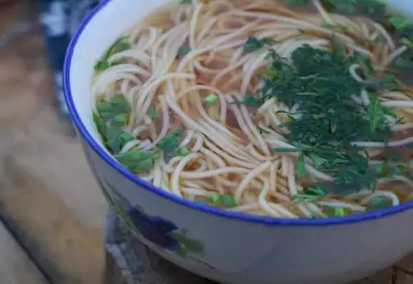 早餐|教大家一个味道鲜美的早餐面，只需5分钟，好吃到停不下来