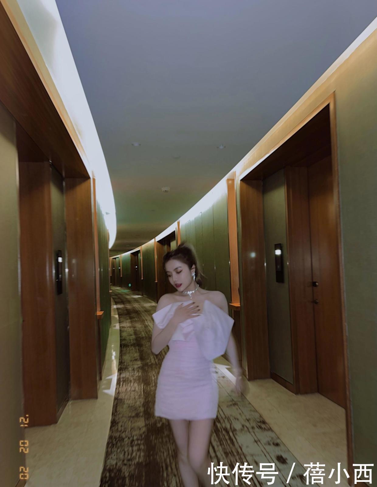 安崎真是迷死人了!原来小个子穿抹胸裙这么性感,线条迷人又招摇