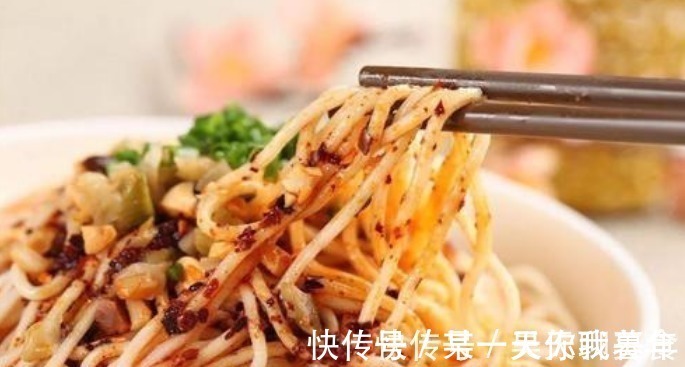 做凉面，煮熟后不要泡冷水，学会2招，面条爽滑筋道，又香又入味